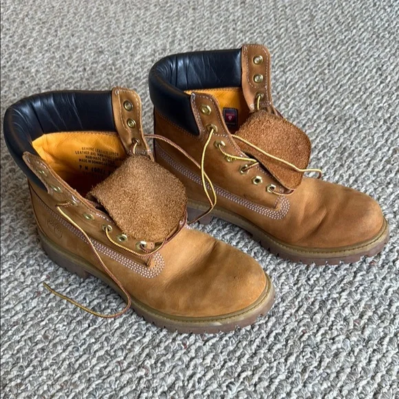 Timberland Tan and Black Boots with Nubuck Leather and Lug Sole Men main image 3